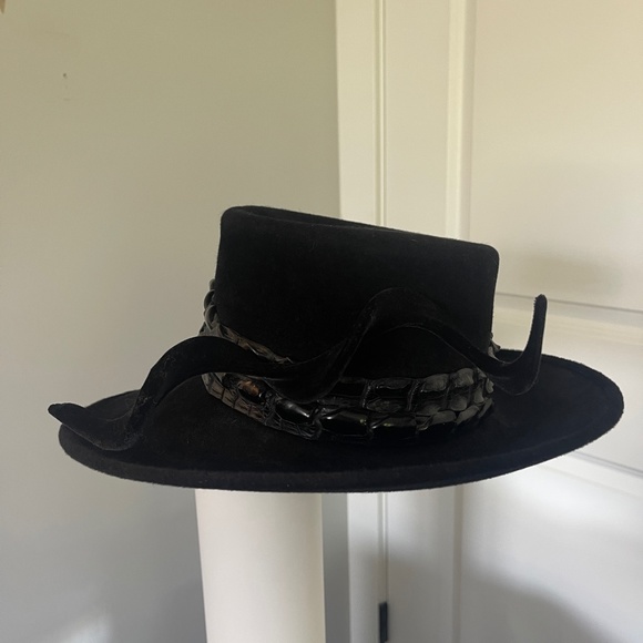 Stunning Philip Treacy Felt Crocodile Hat - Picture 5 of 7